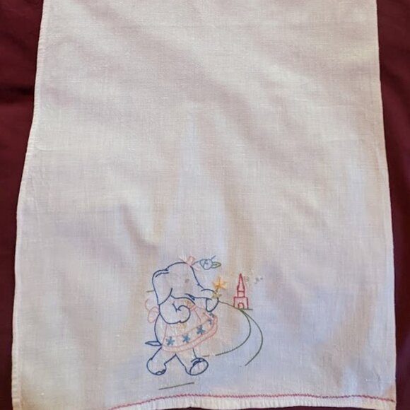 15% OFF Vintage Elephant Wearing Apron Hand Embroidered Nursery Doily c1950s/60s - Picture 3 of 7
